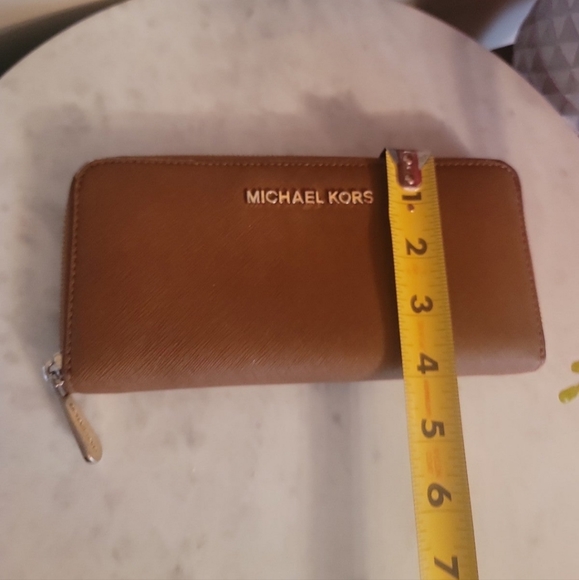 Used in good condition Michael Kors Zipp around Wallet. - Picture 4 of 8
